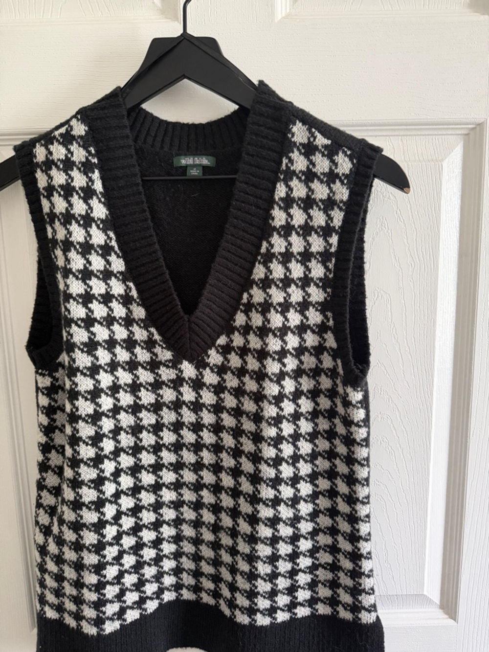 wild fable Black & White Houndstooth V-Neck Sweater Vest - Picture 6 of 10
